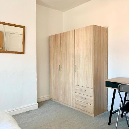 Cheerful 2 Bedroom Residential Home - Free Parking リーズ エクステリア 写真