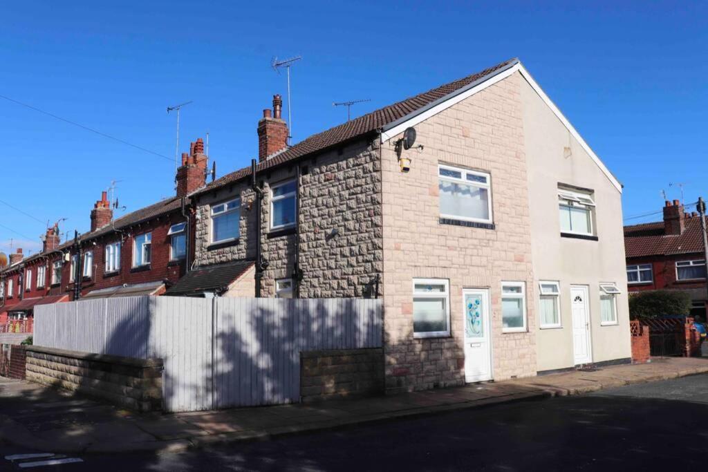 Cheerful 2 Bedroom Residential Home - Free Parking リーズ エクステリア 写真