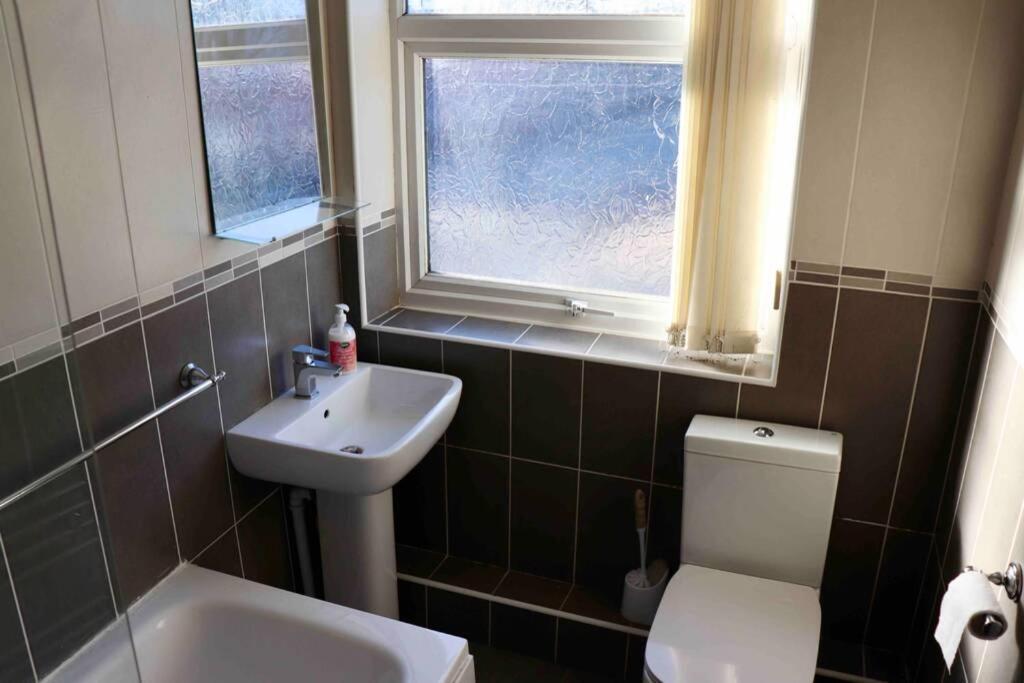 Cheerful 2 Bedroom Residential Home - Free Parking リーズ エクステリア 写真