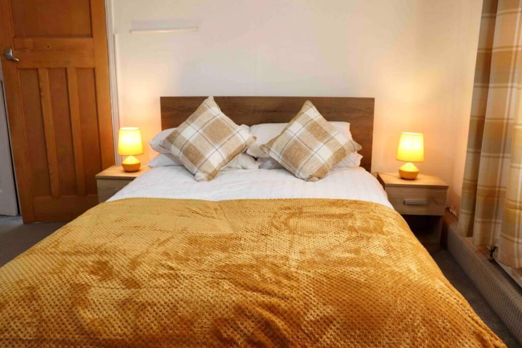 Cheerful 2 Bedroom Residential Home - Free Parking リーズ エクステリア 写真