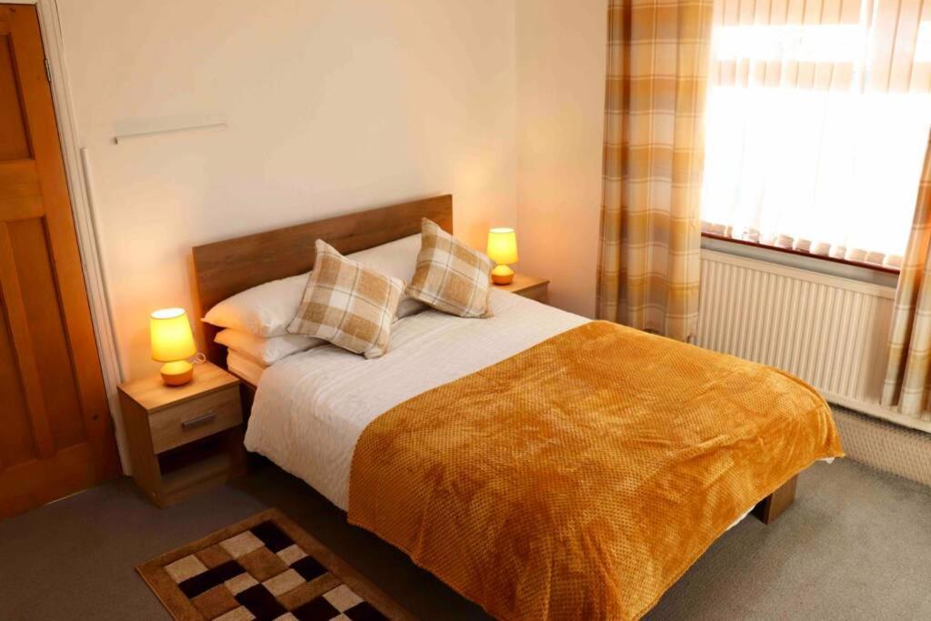 Cheerful 2 Bedroom Residential Home - Free Parking リーズ エクステリア 写真