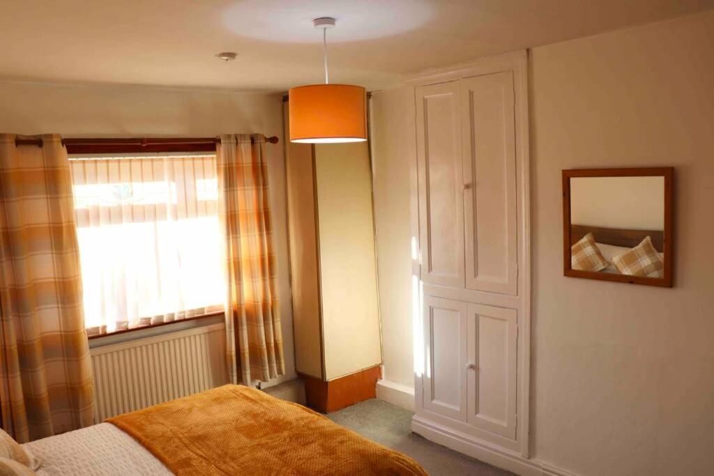 Cheerful 2 Bedroom Residential Home - Free Parking リーズ エクステリア 写真