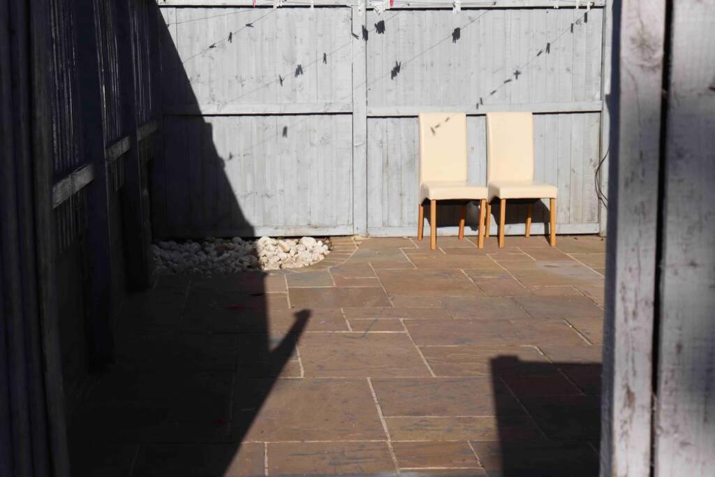 Cheerful 2 Bedroom Residential Home - Free Parking リーズ エクステリア 写真