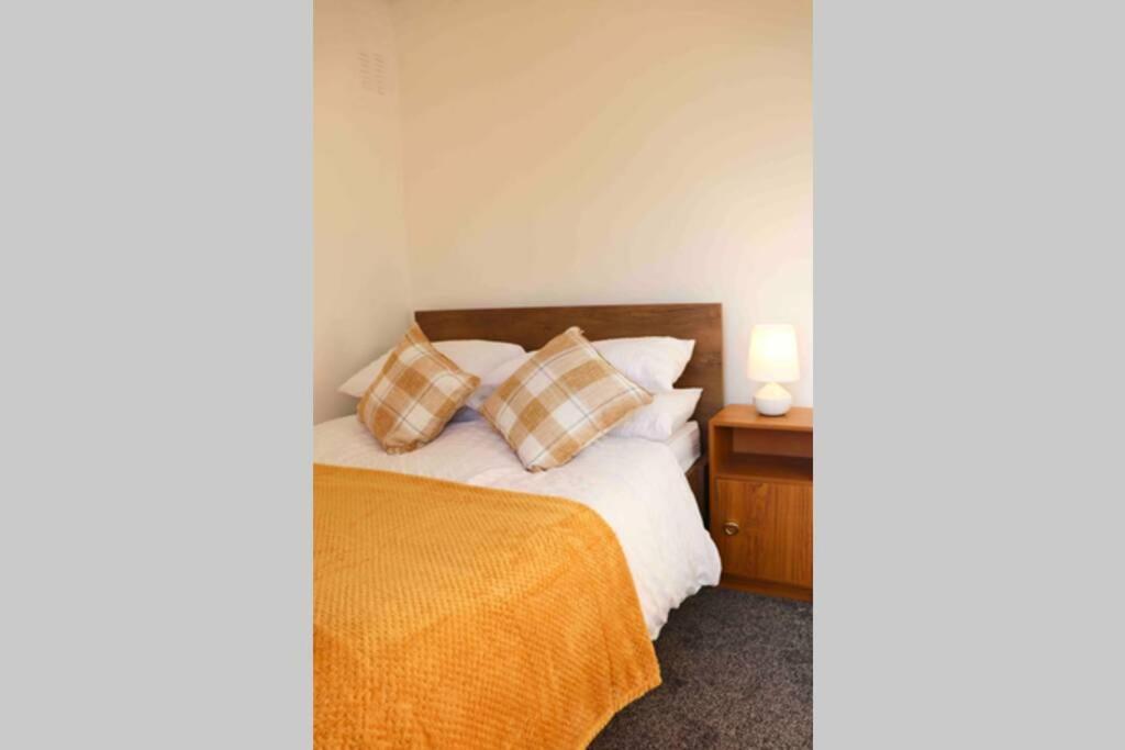 Cheerful 2 Bedroom Residential Home - Free Parking リーズ エクステリア 写真