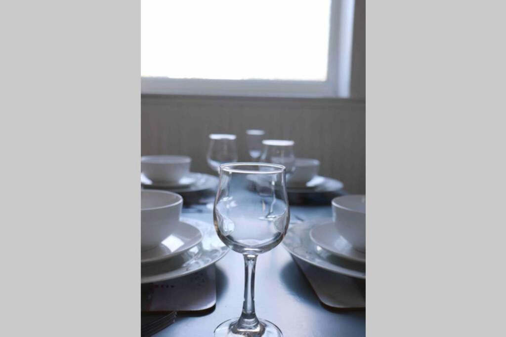 Cheerful 2 Bedroom Residential Home - Free Parking リーズ エクステリア 写真