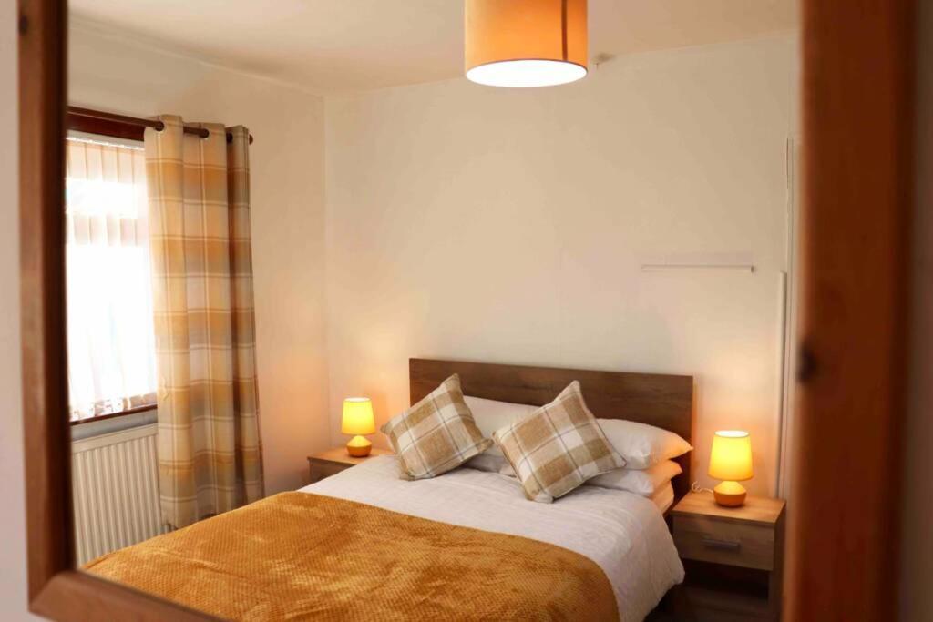Cheerful 2 Bedroom Residential Home - Free Parking リーズ エクステリア 写真