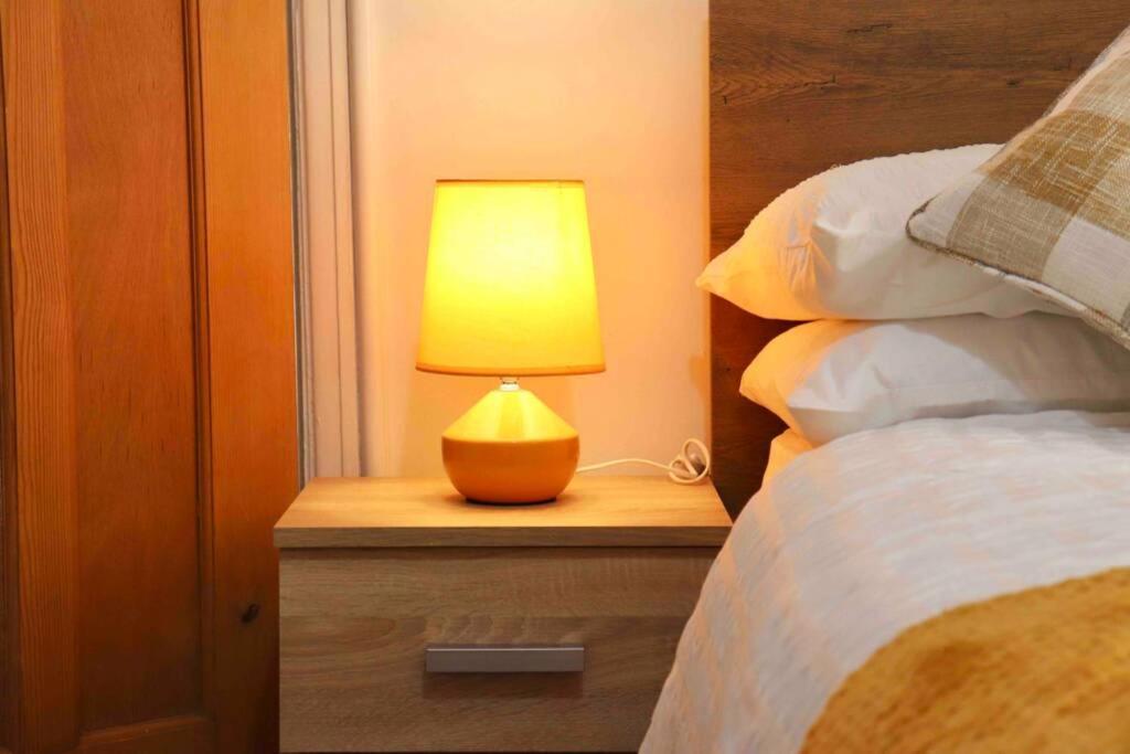 Cheerful 2 Bedroom Residential Home - Free Parking リーズ エクステリア 写真