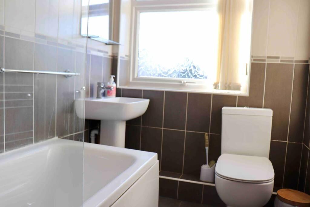 Cheerful 2 Bedroom Residential Home - Free Parking リーズ エクステリア 写真