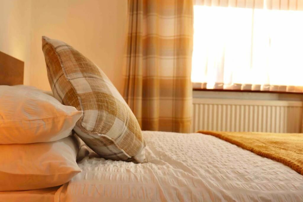 Cheerful 2 Bedroom Residential Home - Free Parking リーズ エクステリア 写真