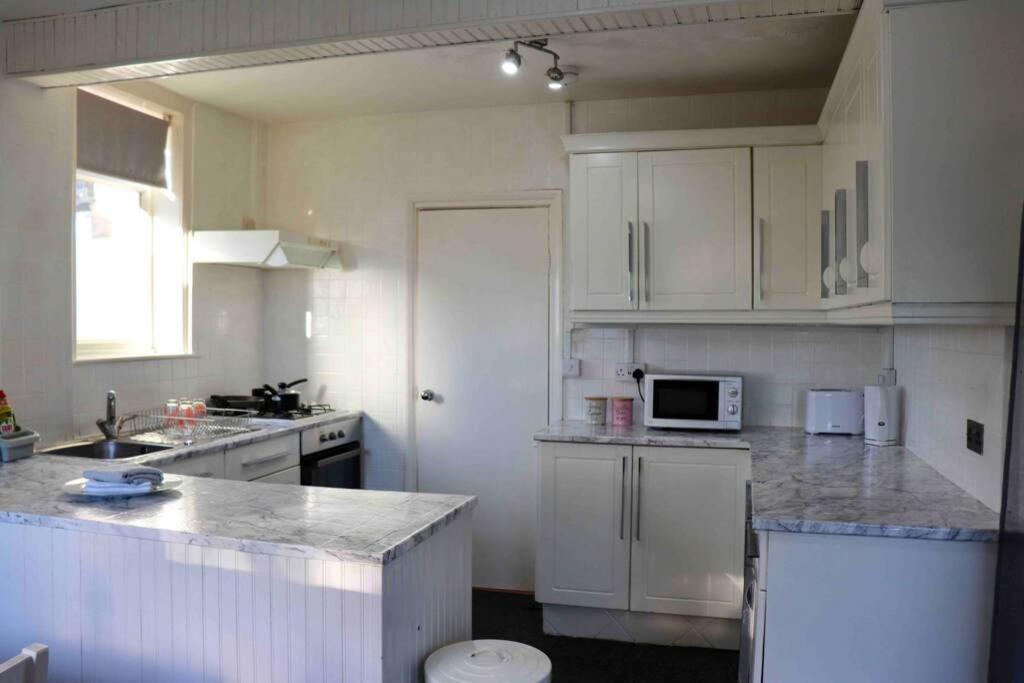 Cheerful 2 Bedroom Residential Home - Free Parking リーズ エクステリア 写真