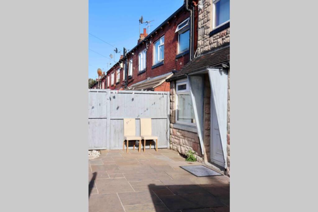 Cheerful 2 Bedroom Residential Home - Free Parking リーズ エクステリア 写真