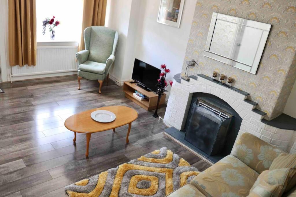 Cheerful 2 Bedroom Residential Home - Free Parking リーズ エクステリア 写真