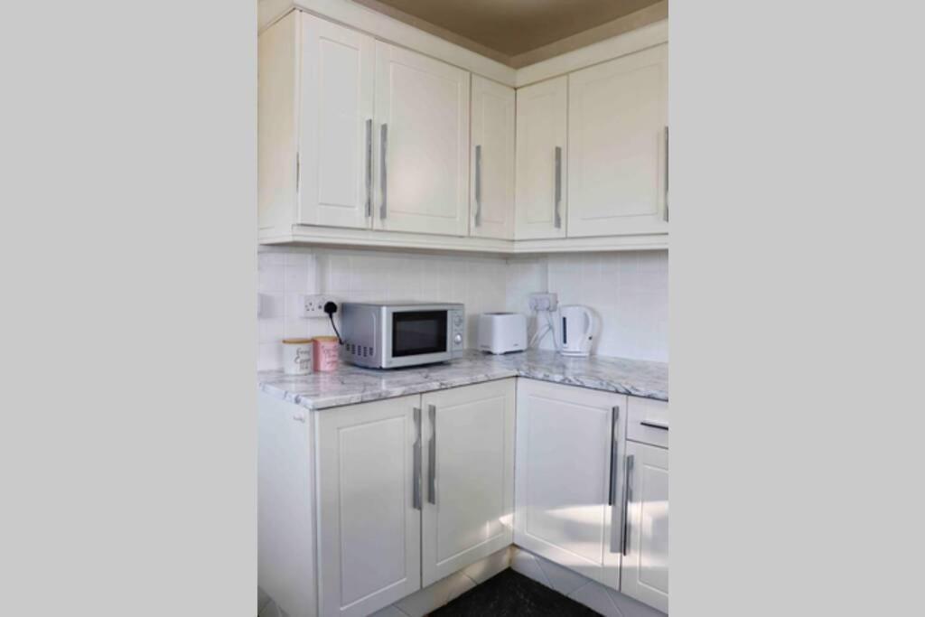 Cheerful 2 Bedroom Residential Home - Free Parking リーズ エクステリア 写真