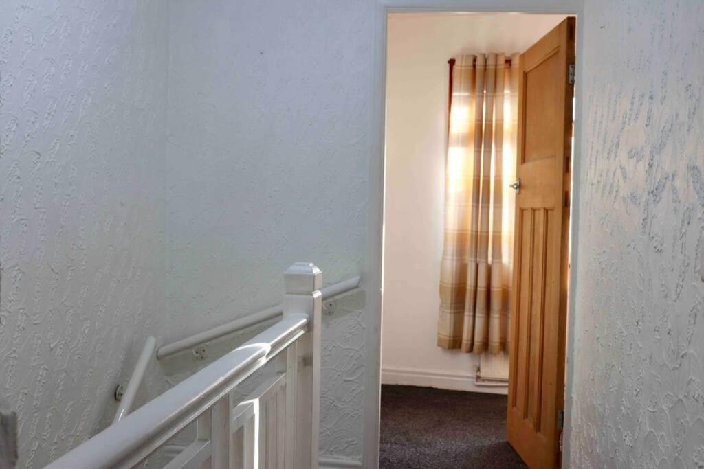 Cheerful 2 Bedroom Residential Home - Free Parking リーズ エクステリア 写真