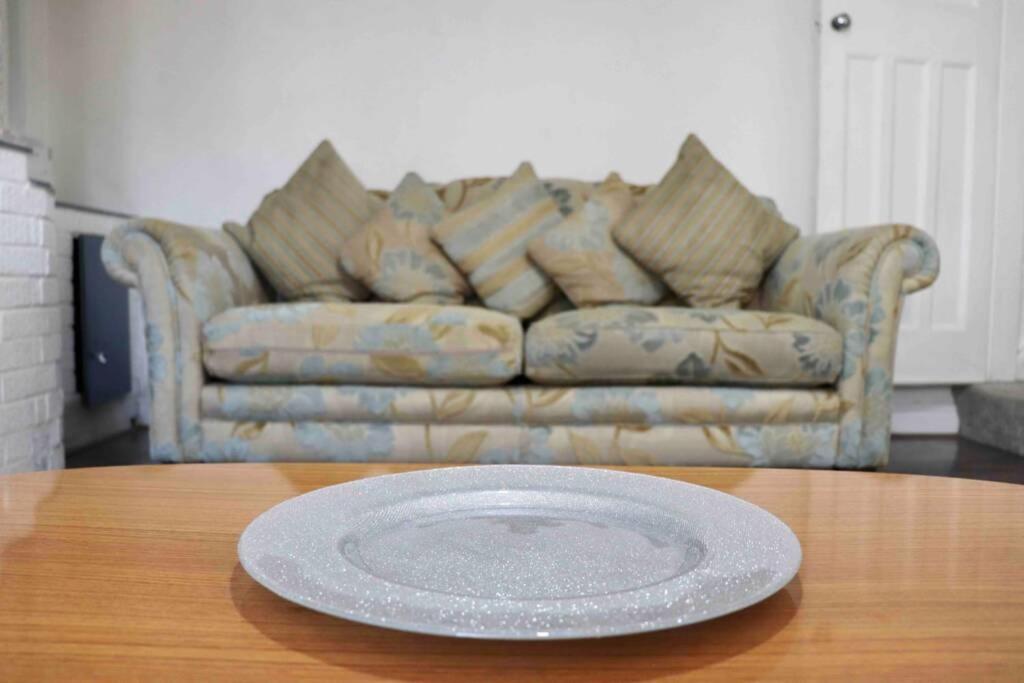 Cheerful 2 Bedroom Residential Home - Free Parking リーズ エクステリア 写真