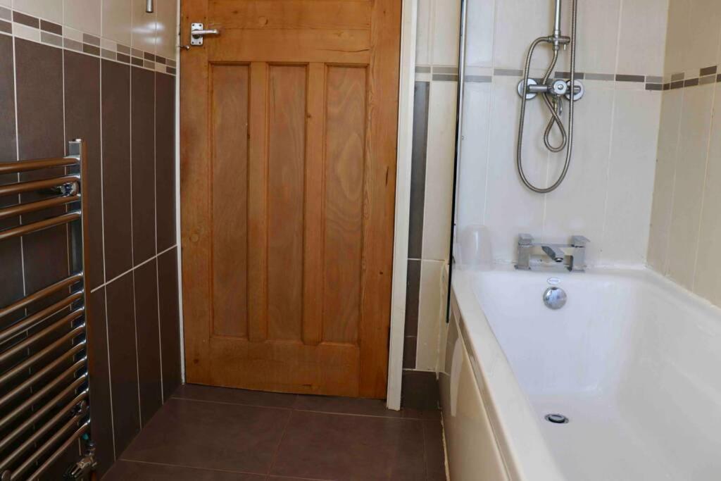 Cheerful 2 Bedroom Residential Home - Free Parking リーズ エクステリア 写真
