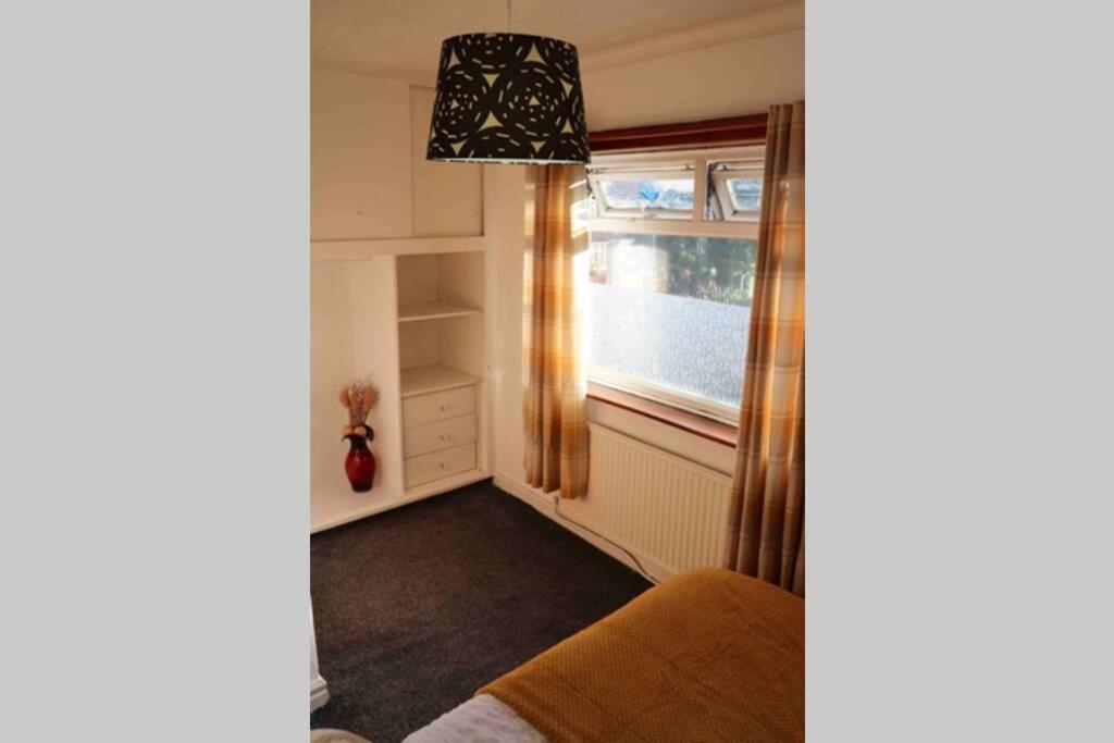 Cheerful 2 Bedroom Residential Home - Free Parking リーズ エクステリア 写真