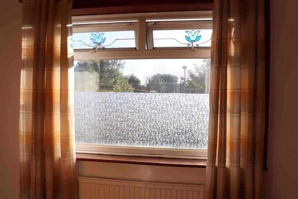 Cheerful 2 Bedroom Residential Home - Free Parking リーズ エクステリア 写真