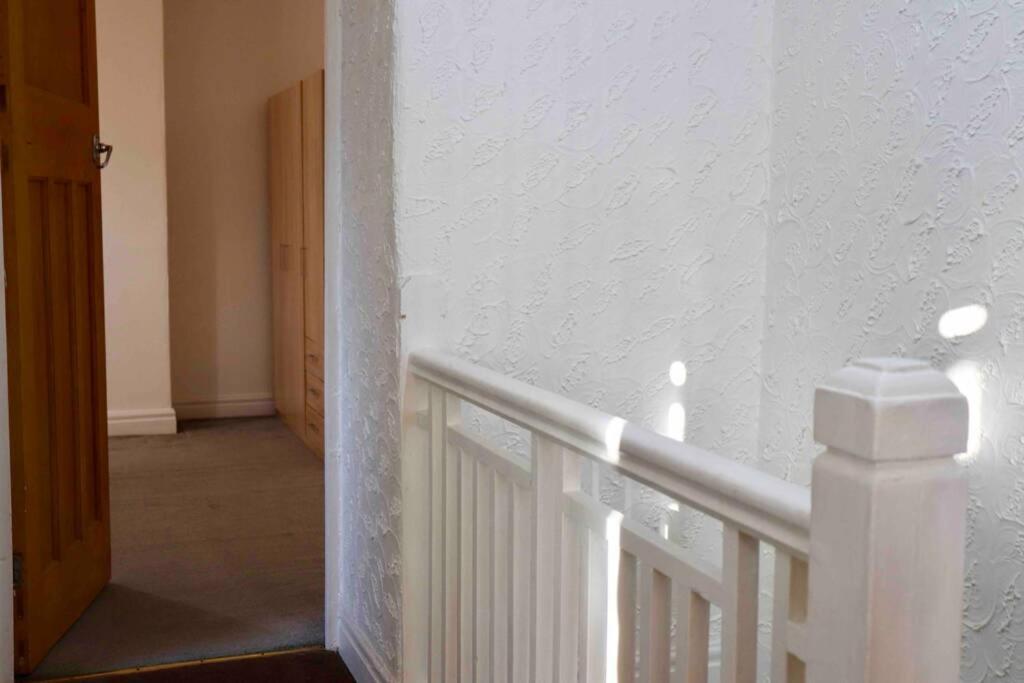 Cheerful 2 Bedroom Residential Home - Free Parking リーズ エクステリア 写真