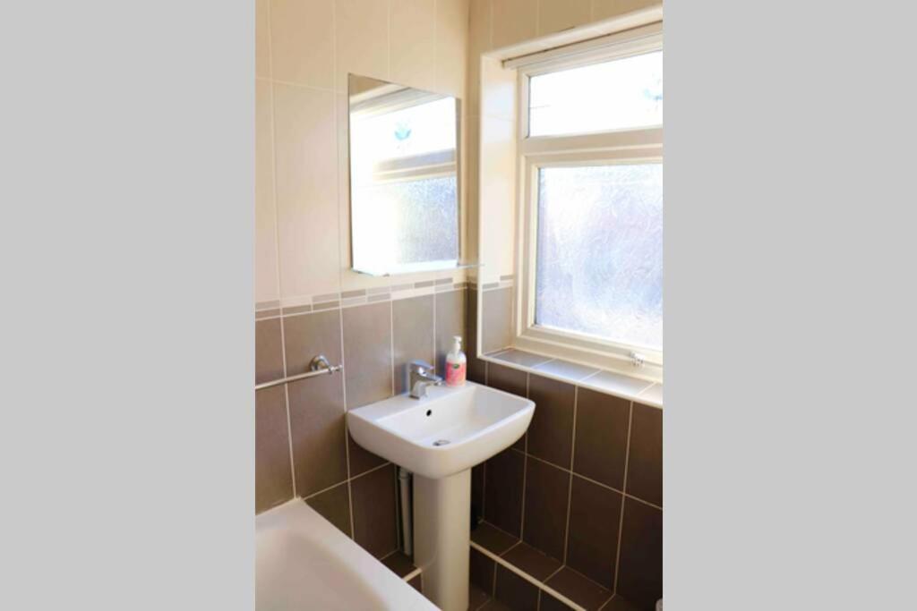 Cheerful 2 Bedroom Residential Home - Free Parking リーズ エクステリア 写真