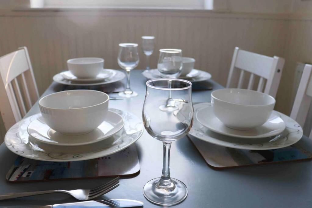 Cheerful 2 Bedroom Residential Home - Free Parking リーズ エクステリア 写真