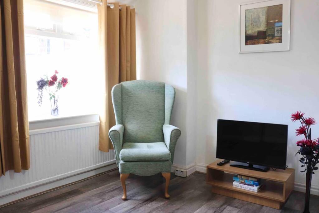 Cheerful 2 Bedroom Residential Home - Free Parking リーズ エクステリア 写真
