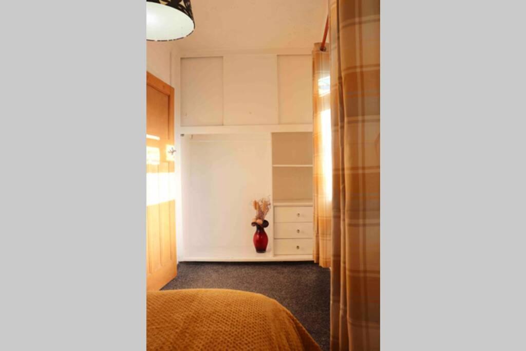 Cheerful 2 Bedroom Residential Home - Free Parking リーズ エクステリア 写真