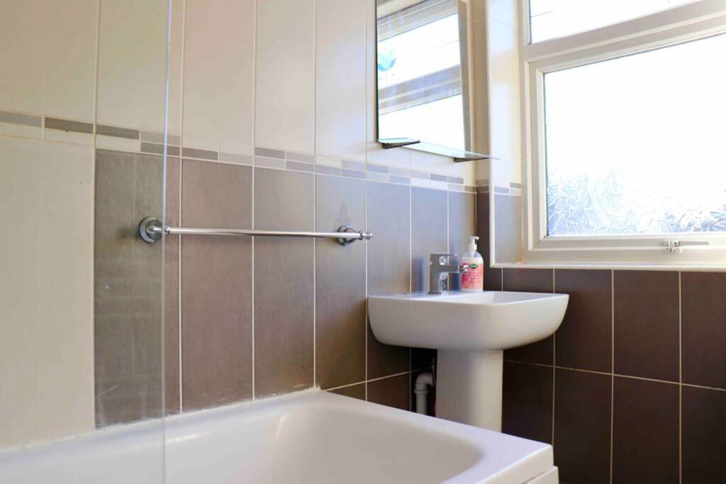 Cheerful 2 Bedroom Residential Home - Free Parking リーズ エクステリア 写真