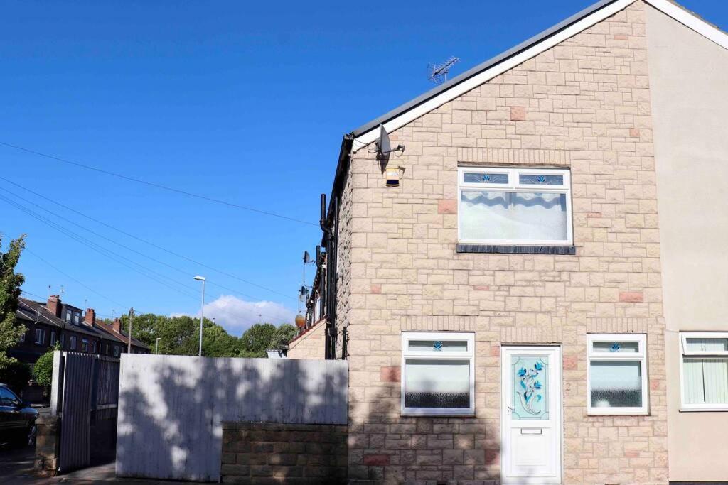 Cheerful 2 Bedroom Residential Home - Free Parking リーズ エクステリア 写真