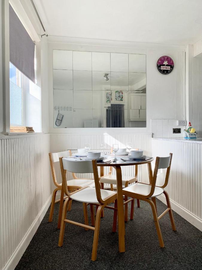 Cheerful 2 Bedroom Residential Home - Free Parking リーズ エクステリア 写真