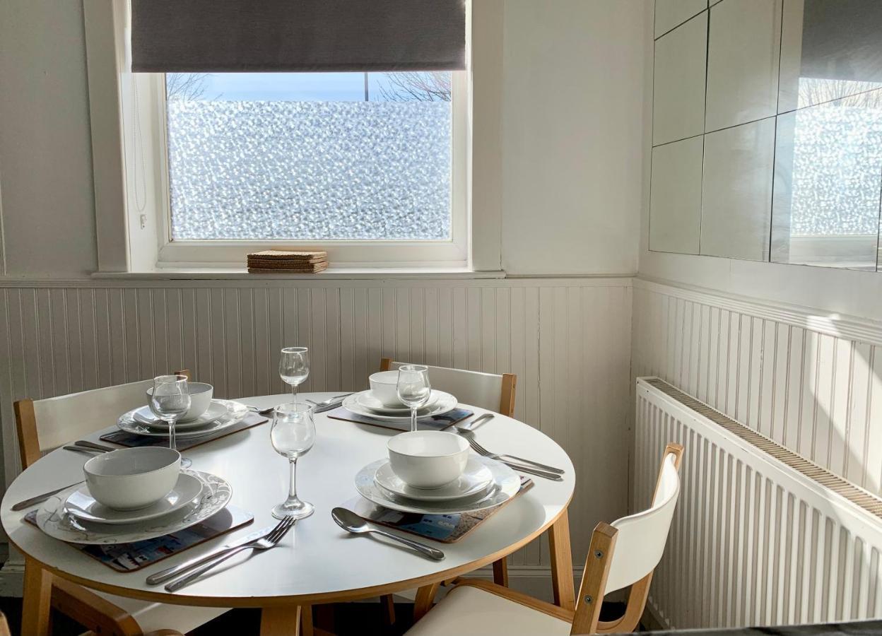 Cheerful 2 Bedroom Residential Home - Free Parking リーズ エクステリア 写真