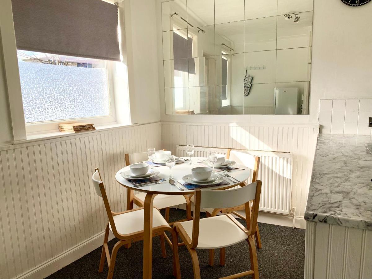 Cheerful 2 Bedroom Residential Home - Free Parking リーズ エクステリア 写真